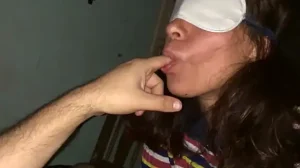 Petera argentina con ojos vendados chupa pija
